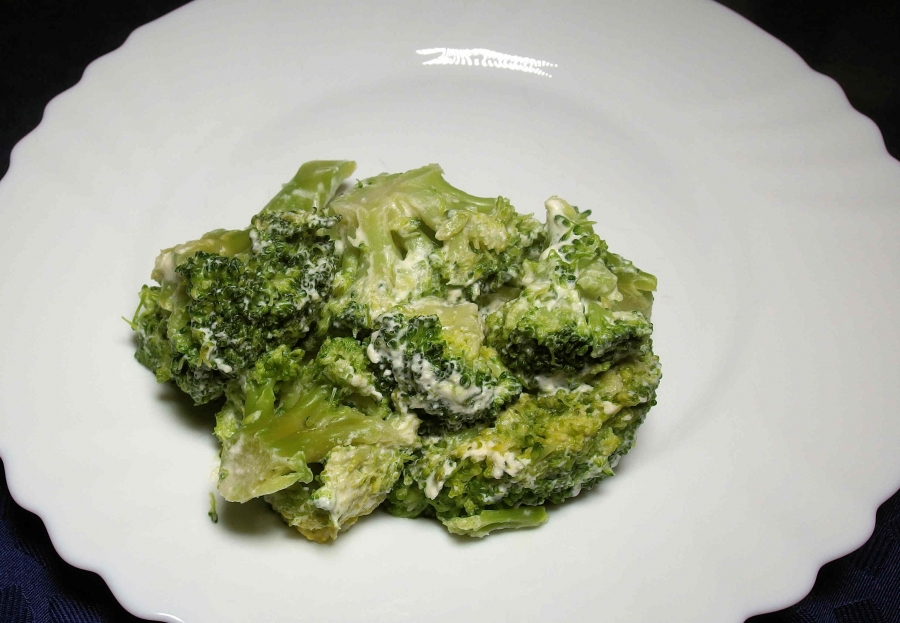 Brokkoli kann man prima in der Mikrowelle garen: Es geht schnell, das Gemüse bleibt schön knackig und es ist vitaminschonend.