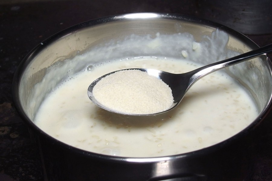 Milchreis mit Grieß verfeinern - macht den Milchreis cremiger.