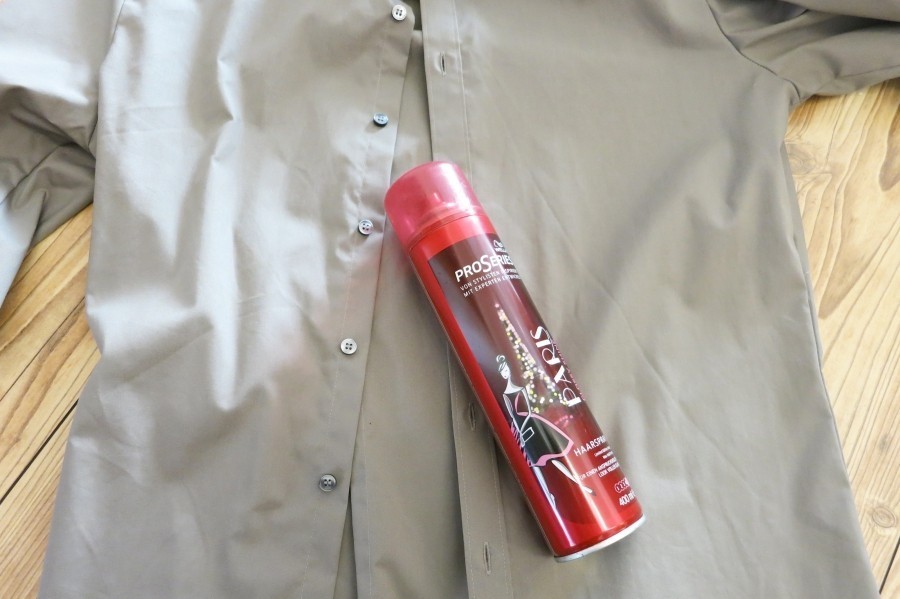 1A-Bügelfalten mit Haarspray: Haarspray auf das zu bügelnde Hemd geben und direkt die besprühte Stelle heiß bügeln.