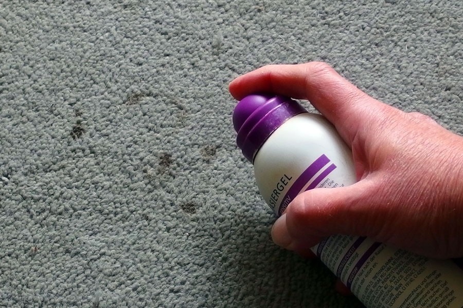 Mit Rasierschaum Flecken im Teppich entfernen.