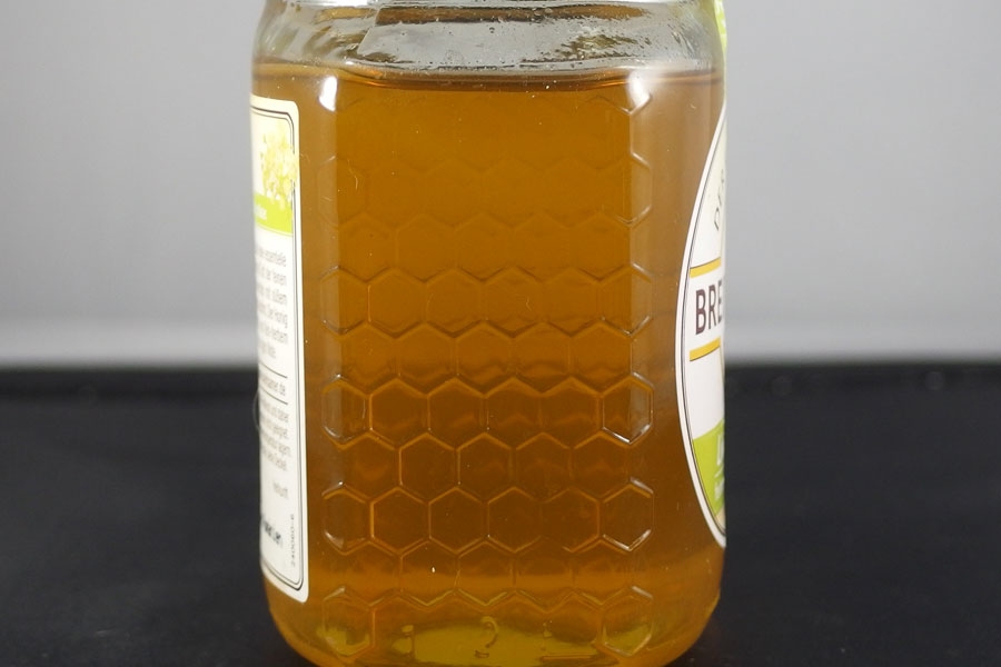 Bei Halsschmerzen hilft purer Honig - mehrere Löffel über den Tag verteilt essen.