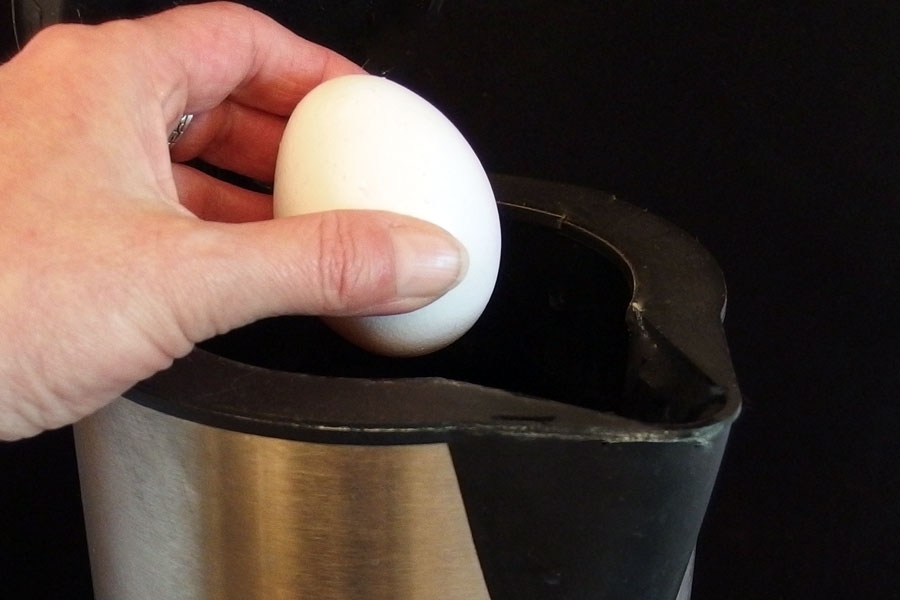 Einfach, schnell und sparsam Eier kochen im Wasserkocher.