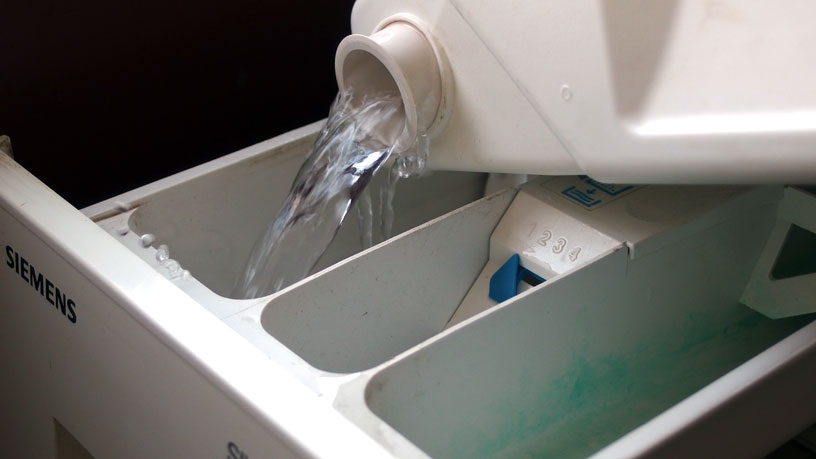 Mit dem Kondenswasser vom Trockner beim Waschen Wasser sparen. Der Tipp zeigt dir, wie es geht.