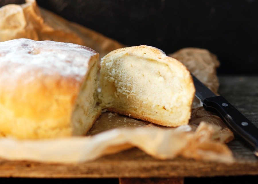 Das Brot, bei dem der Teig nicht geknetet werden muss, hat eine wunderbare leckere Kruste! Die Zubereitung macht nicht viel Arbeit, braucht aber Zeit.