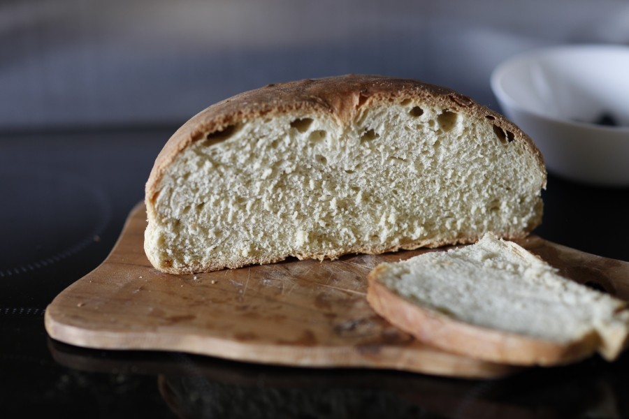 Das Brot, bei dem der Teig nicht geknetet werden muss, hat eine wunderbare leckere Kruste! Die Zubereitung macht nicht viel Arbeit, braucht aber Zeit.