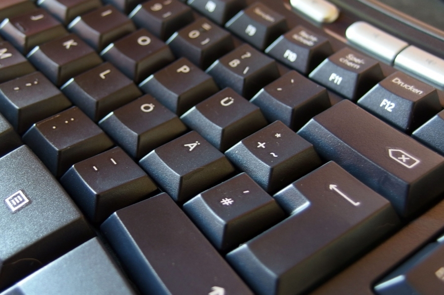 Sehr schmutzige PC-Tastatur kann man hervorragend mit Glasreiniger säubern.