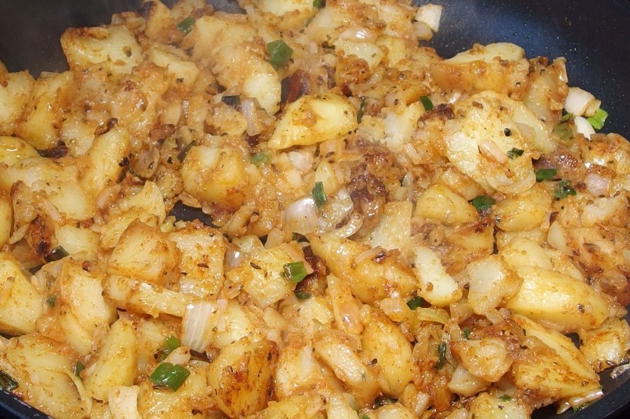 Die Bratkartoffeln wie gewohnt salzen und pfeffern, dann nach Geschmack die Würzmischung in die Hand geben und direkt über der Pfanne zerreiben, damit die Aromen gut rauskommen.