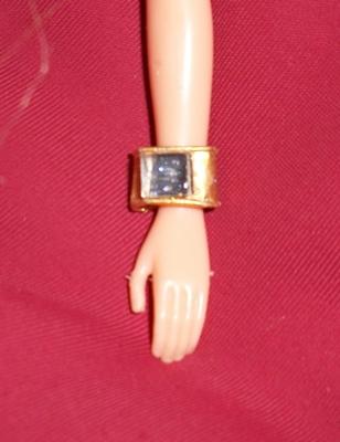 Armband für die Barbie aus Tütenverschluss hergestellt