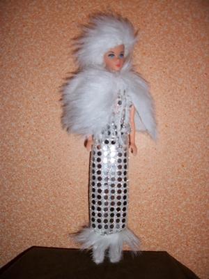 Outfit für eine Barbie aus Nikolausmütze