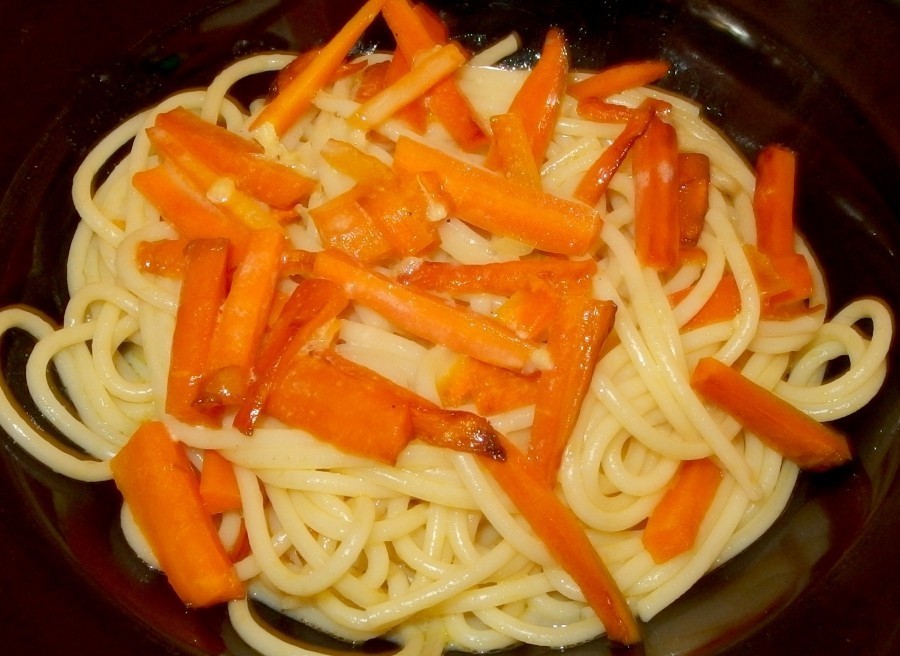 Leckere Spaghetti mit Möhren in Juliennestreifen geschnitten mit Orangen-Ingwer-Sauce.