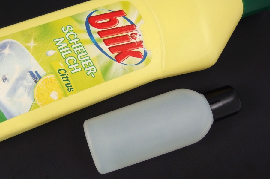 Scheuermilch oder Spülmittel umfüllen in kleine Flaschen.