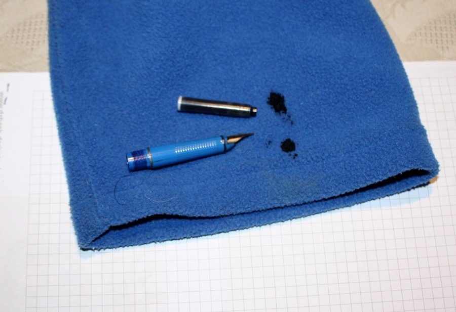 Wenn man Tintenflecken in der Kleidung hat, kann man sie einfach mit einem Tintenkiller entfernen - den Fleck einfach aufsaugen, das Kleidungsstück sofort abwaschen und weg ist er. Den Tintenkiller nicht zu lange einwirken lassen.