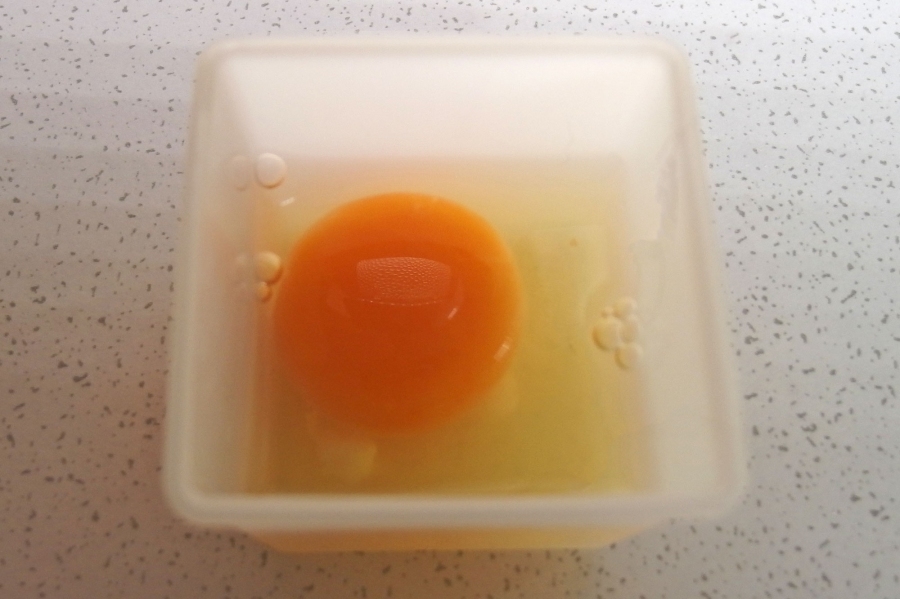 Eier in einem kleinen Gefäß ganz einfach einfrieren.