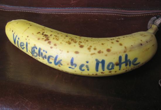 Gruss oder Botschaft auf Banane schreiben