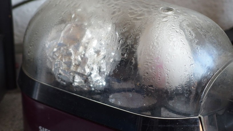 Mithilfe von Alufolie kann man geplatzte Eier kochen, ohne dass sie auslaufen.