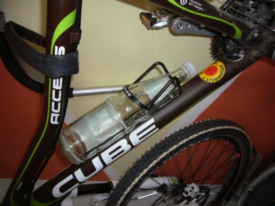 Glasflasche im Fahrrad Flaschenhalter