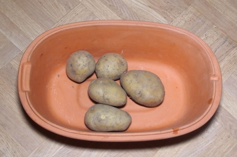 Wenn man Kartoffeln im Römertopf ohne Wasser kocht, schmecken sie viel besser!