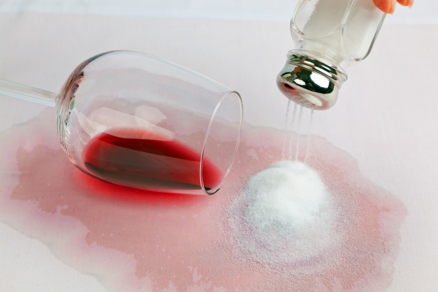 Rotweinfleck entfernen mit Salz