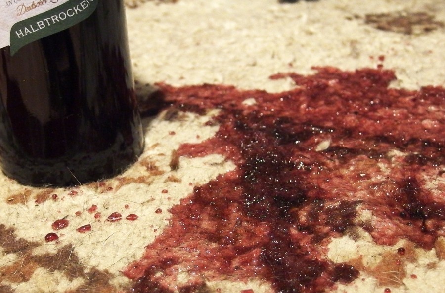 Als ich eine ganze Flasche Rotwein auf meinem Teppich verschüttete, hatte ich nur schnell die Penaten Feuchttücher ("extra milde" mit Aloe vera) zu Hand, und siehe da: alles weg, kein Flecken einfach nichts zurückgeblieben!