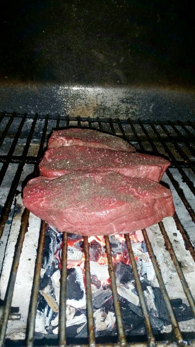 Die Steaks vor dem Grillen mit dem Öl einpinseln und mit der öligen Seite auf den Grill legen.