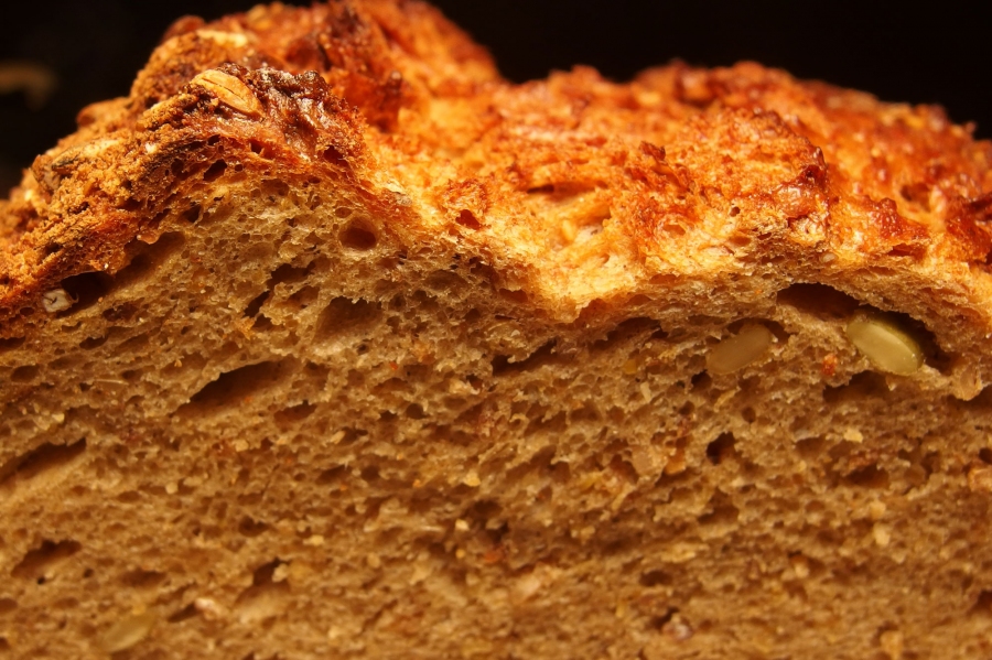 Selbst gebackenes Brot: So bekommt man eine knuspriger Kruste.
