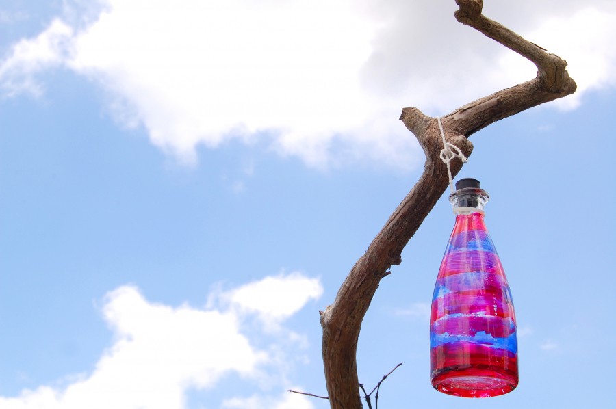 Mit Window Color Farben werden leere Glasflaschen zu hübschen Dekoflaschen.