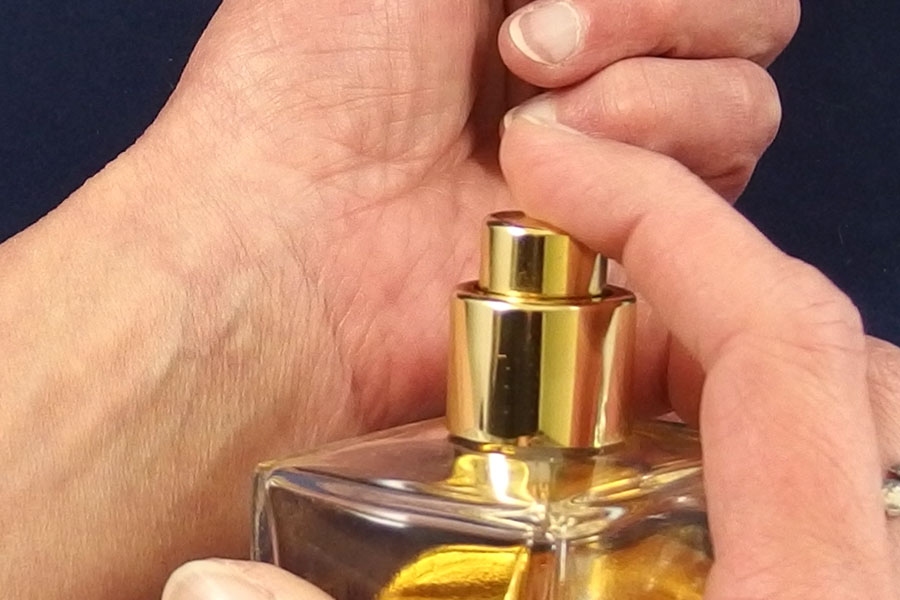 Parfümdüfte halten länger, wenn man zuvor etwas Vaseline auf die Haut gibt.