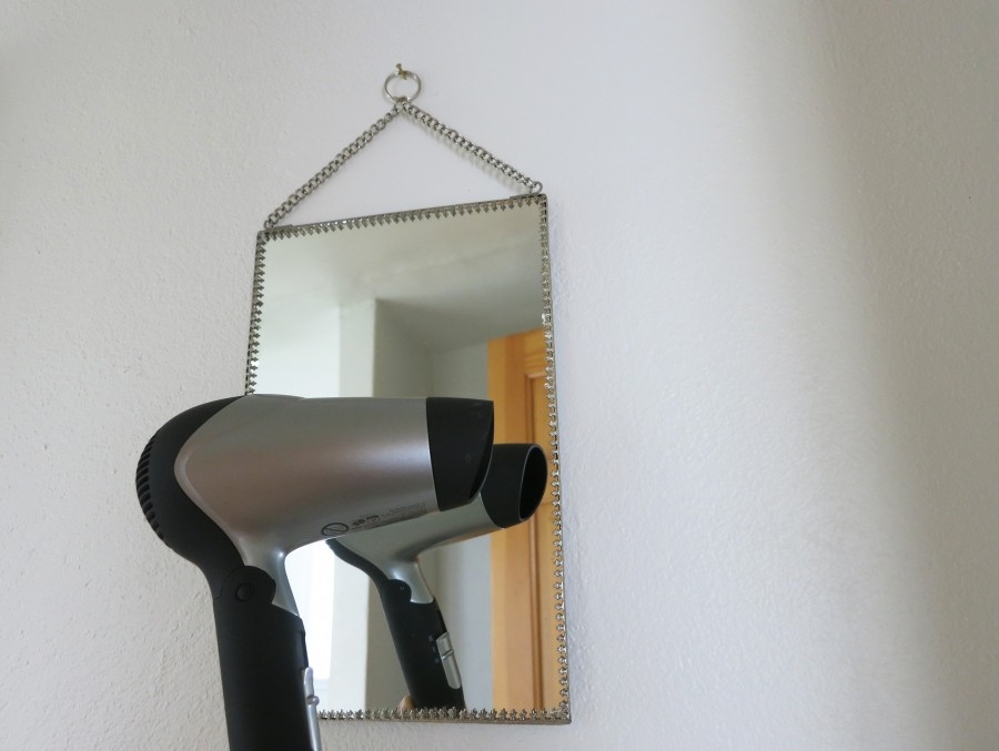 Spieglein Spieglein an der Wand: Angelaufenen Spiegel im Badezimmer schnell wieder freimachen mit einem Föhn.