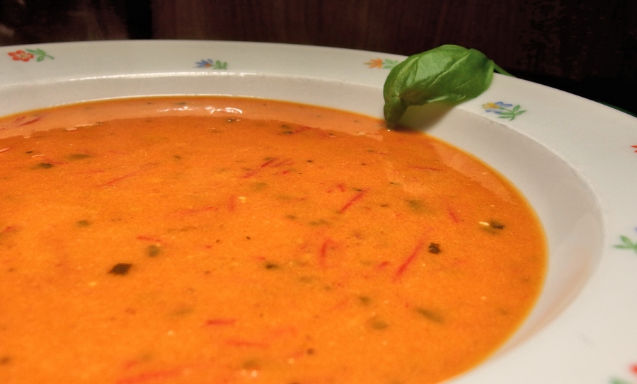 Leckere Tomatensuppe: Dieses Gericht geht super schnell, ist gesund und überhaupt nicht stressig zuzubereiten.