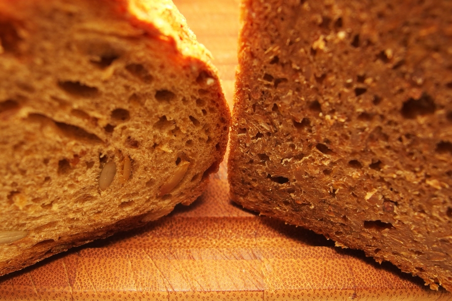 Brot mehrere Tage frischhalten mithilfe einer Kartoffel.