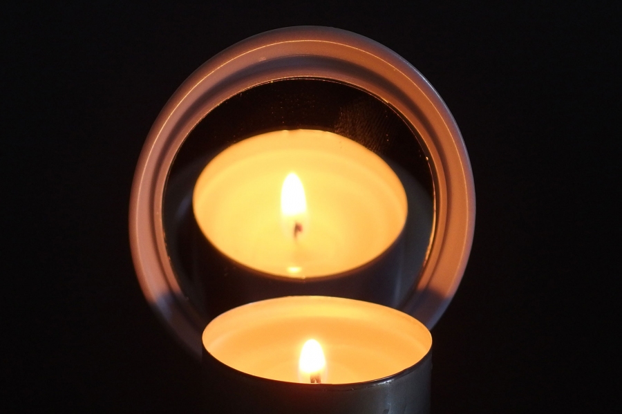 Festliche Beleuchtung - wer so viel wie möglich von dem schönen Kerzenschein haben möchte, kann sie vor einen Spiegel stellen. 