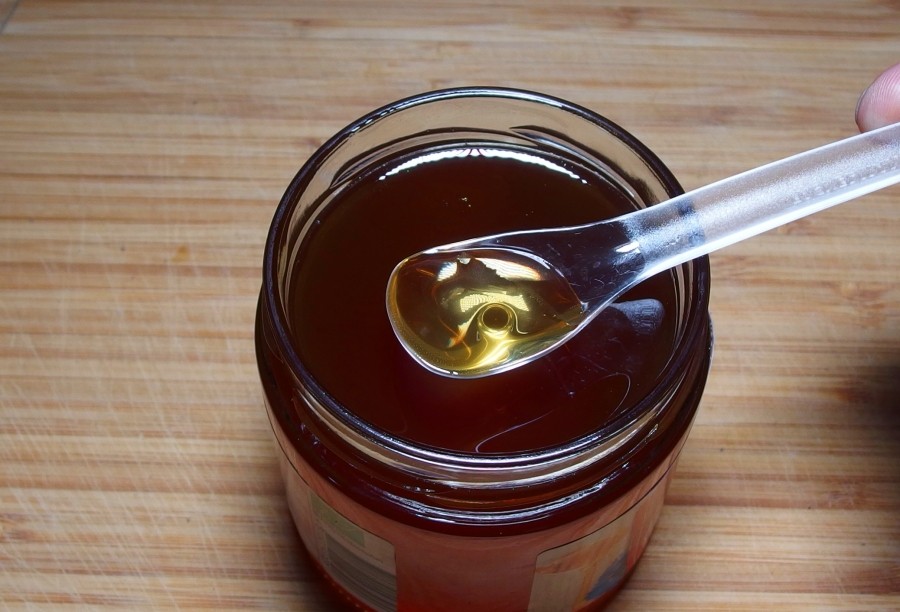 Nagelpilz jeden Tag mit Honig einpinseln. Man kann förmlich zusehen, wie er verschwindet.