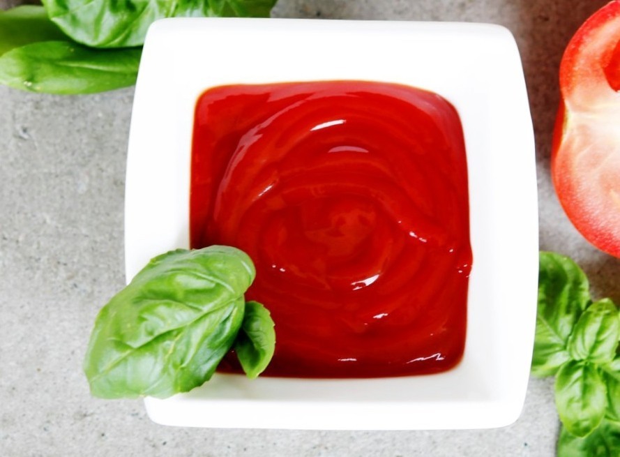 Mit einer Basis aus Tomatenmark und der Süße von Trockenfrüchten bietet dieses selbstgemachte Tomatenketchup eine tolle Alternative zu Fertigprodukten!