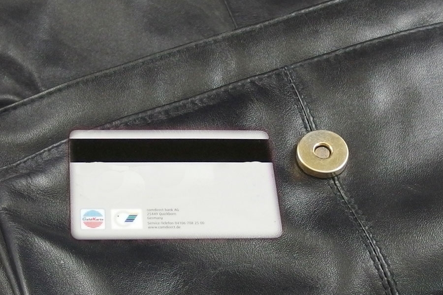 Vorsicht mit Magnetverschlüssen an der Handtasche oder dem Geldbeutel.