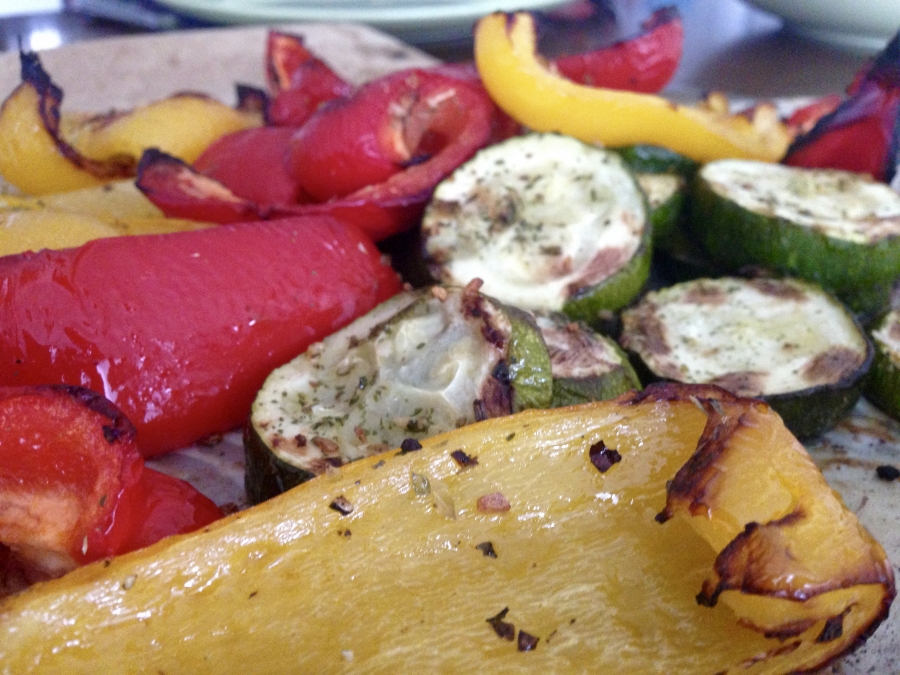 Geschmorte Zucchini und Paprika mit Schafskäse und Fladenbrot ein leckeres vegetarisches Gericht