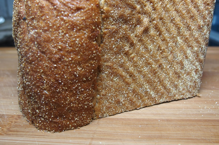 Das Brot kann sich selbst schützen, wenn man es einfach auf die Schnittfläche legt. So verhindert man, dass ständig eine Scheibe Verlust ist, wenn neu geschnitten wird. 