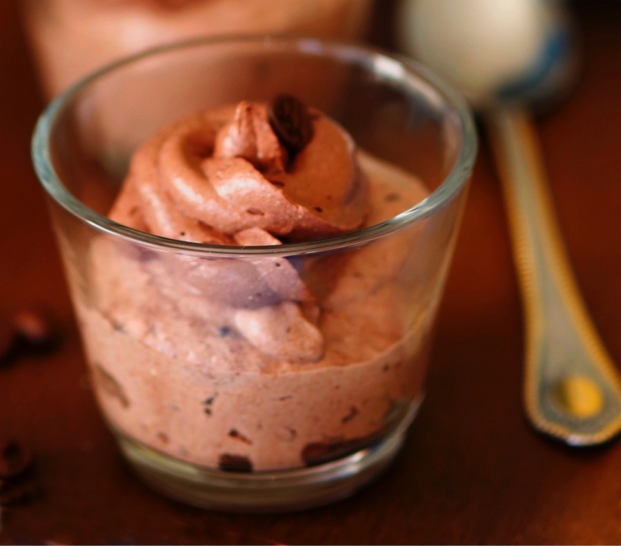 Das selbstgemacht Schokoladen-Brownie-Eis ist eine süße Sünde, die jedem Schokoliebhaber ein Glitzern in die Augen treibt.
