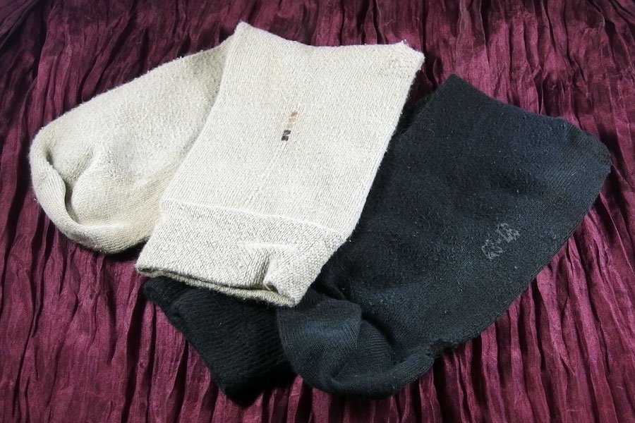 Da ich ständig einzelne Socken aus der frischen Wäsche ziehe, habe ich mir angewöhnt, diese wieder mitzuwaschen. Der fehlende Partner findet auch irgendwann den Weg in den Wäschekorb und dann kann ich sie wieder zusammenbringen.