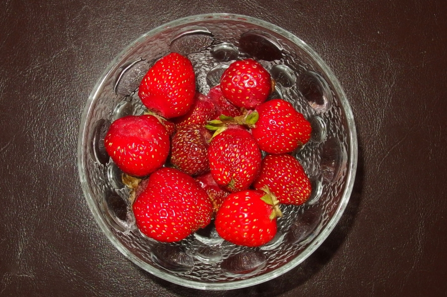 Wenn die Erdbeersaison offiziell vorüber ist, kann man möglicherweise letzte Reste von Erdbeeren umsonst pflücken. Einfach den Besitzer des Erdbeerfeldes vorher fragen.
