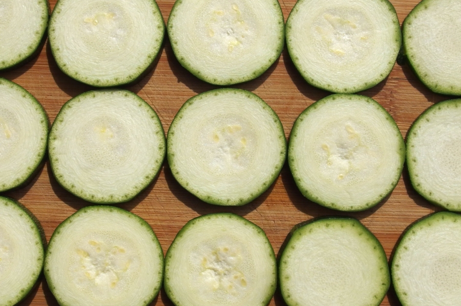 Die vor dem Einfrieren im Backofen getrockneten Zucchinischeiben eignen sich besonders gut zu italienischen Gemüsegerichten.