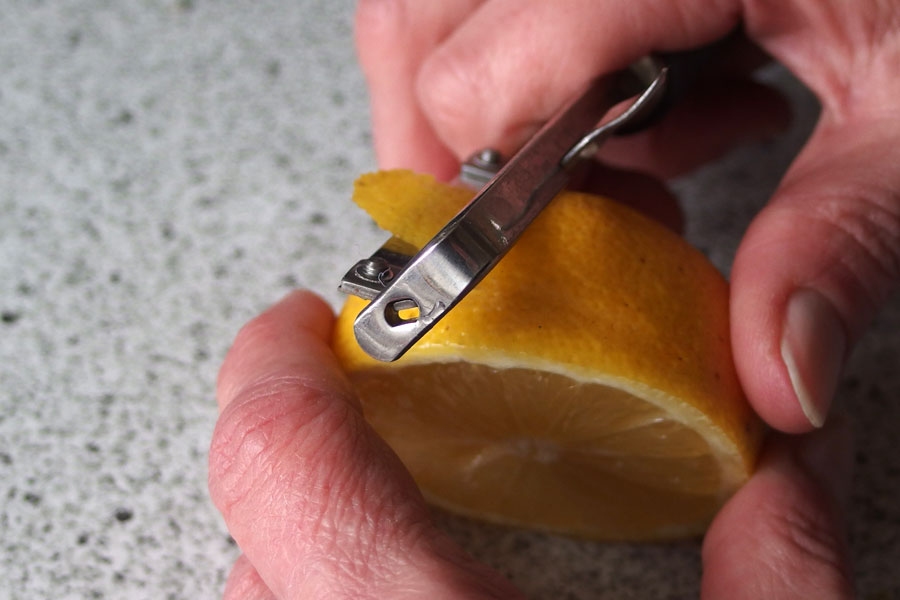 Ausgezeichnet schmeckenden Sirup aus Zitronenschalen herstellen.