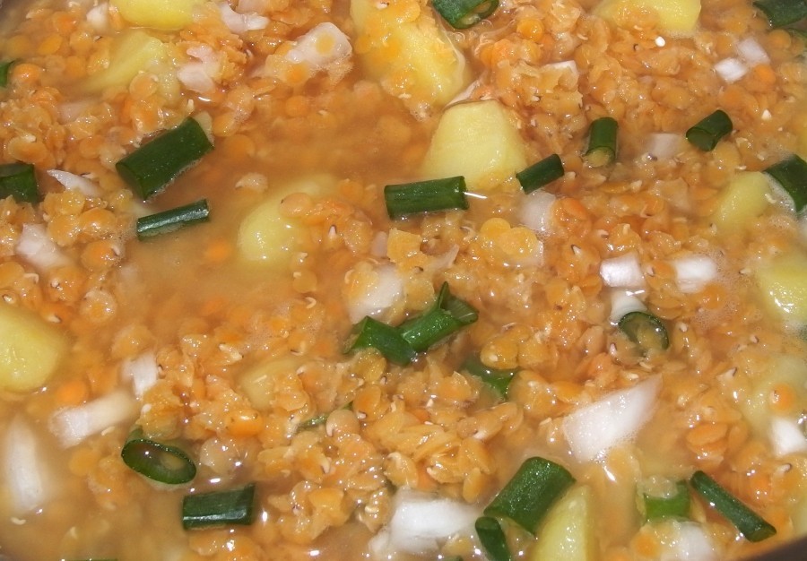 Man kann diese Linsen-Kartoffel-Suppe dicker oder dünner machen. Man kann sie grob lassen oder fein pürieren.