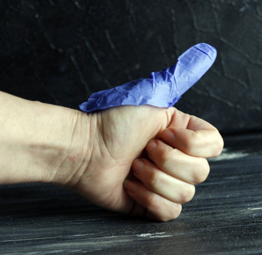 Entweder erst ein Pflaster oder eine Kompresse, dann von einem "Einmalhandschuh" den Finger schräg abschneiden, den man benötigt und schon ist der Verband fertig.
