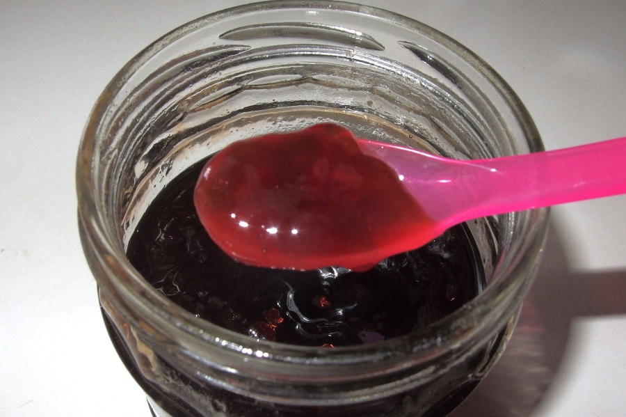 In zu dünne Marmelade nach dem Öffnen des Glases 1-2 Teelöffel Johannisbrotkernmehl rühren. Und schon läuft sie nicht mehr vom Brot.