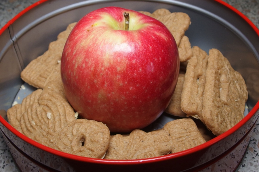 Kleingebäck, Kuchen, Stullen usw. bleiben länger frisch mit einem Apfel.