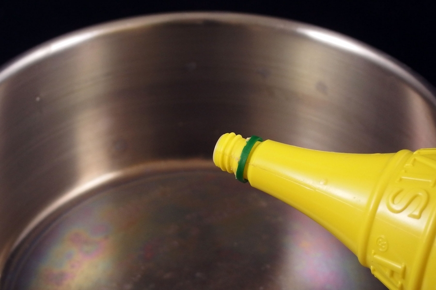 Kalkflecken an Kochtöpfen mit ein paar Spritzern flüssiger Zitrone entfernen.