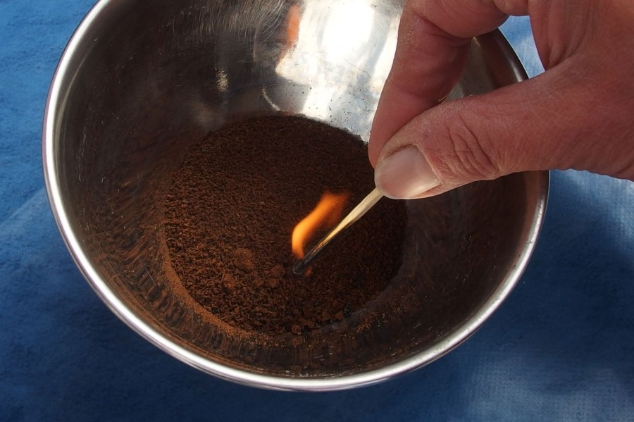 Kaffepulver in eine feuerfeste Schale geben und anzünden. Stechmücken verschwinden binnen Sekunden.