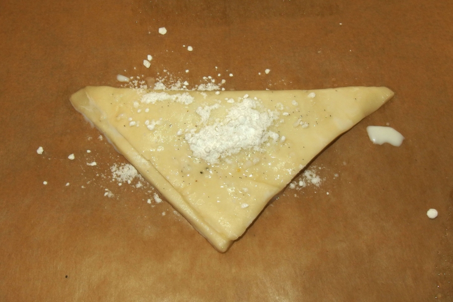 Die Blätterteig-Quadrate werden in der Mitte mit Nutella bestrichen und zu Dreiecken zugeklappt.