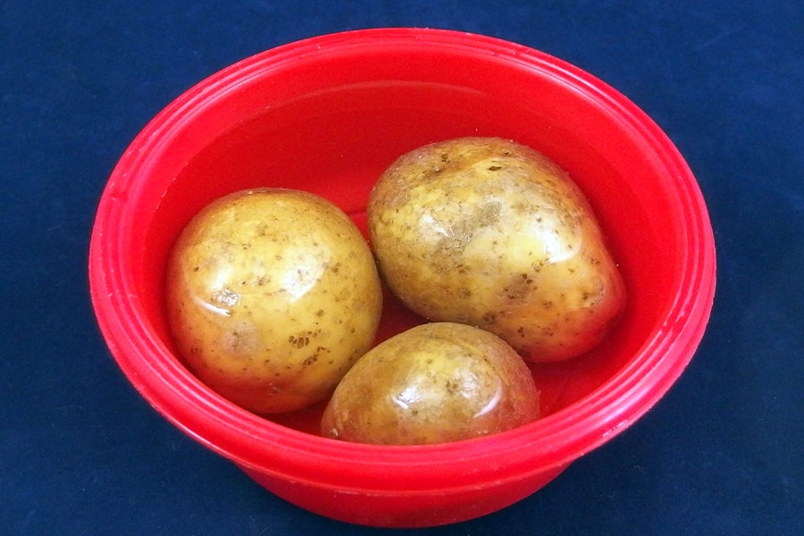 Kartoffeln, die schon etwas weicher geworden sind, kann man geschält und geviertelt in einen Topf mit Wasser geben und über Nacht im Wasser stehen lassen.