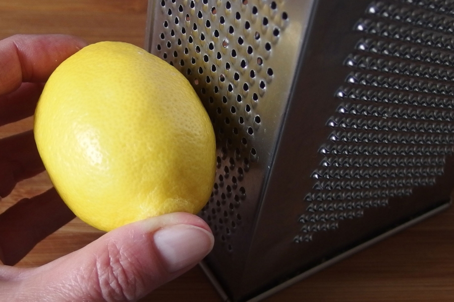 Immer frische Zitronenschale und Parmesan zur Hand aus dem Tiefkühler.